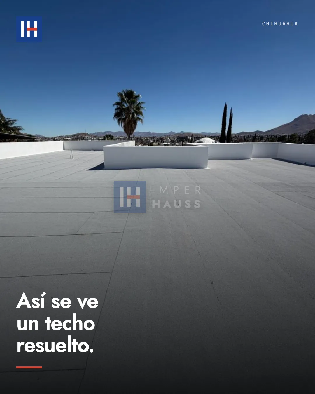 Azotea terminada con prefabricado gris y pretiles blancos, con la sierra de Chihuahua al fondo. Texto: "Así se ve un techo resuelto".