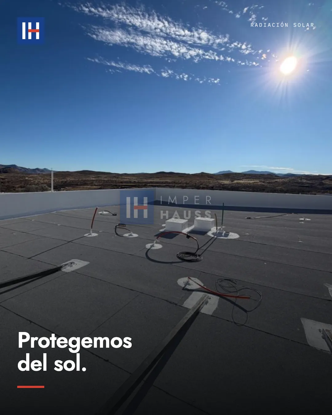 Sol directo sobre una azotea gris con bases de paneles. Texto: "El sol es el enemigo".