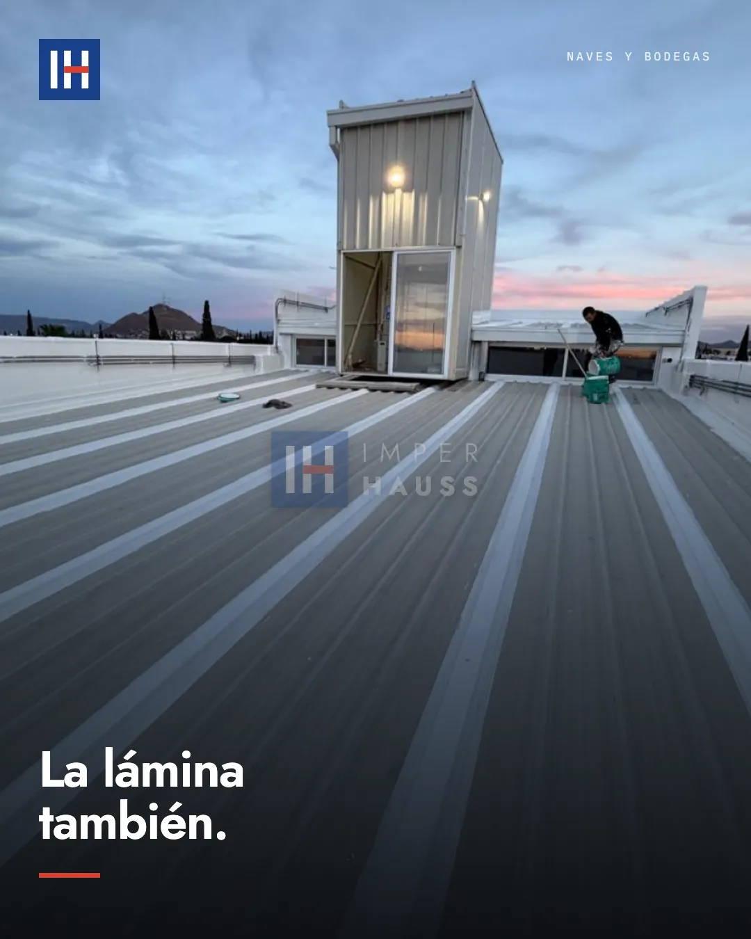 Cubierta de lámina impermeabilizada al atardecer con un trabajador al fondo. Texto: "La lámina también".
