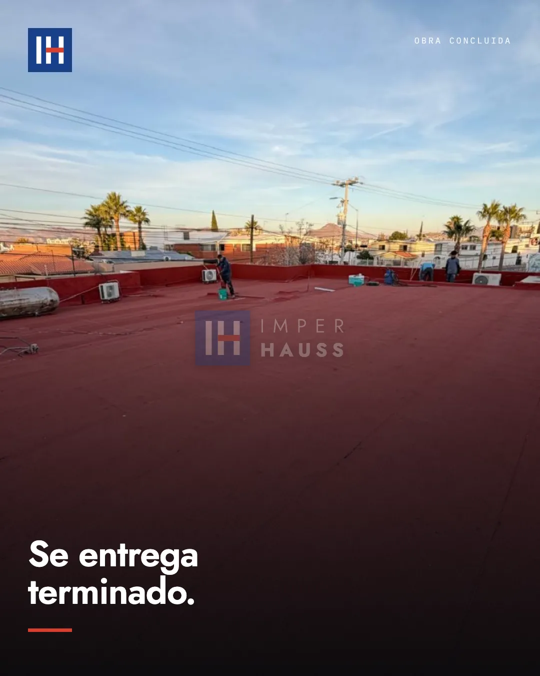 Azotea terracota terminada con dos trabajadores recogiendo material al atardecer. Texto: "Se entrega terminado".