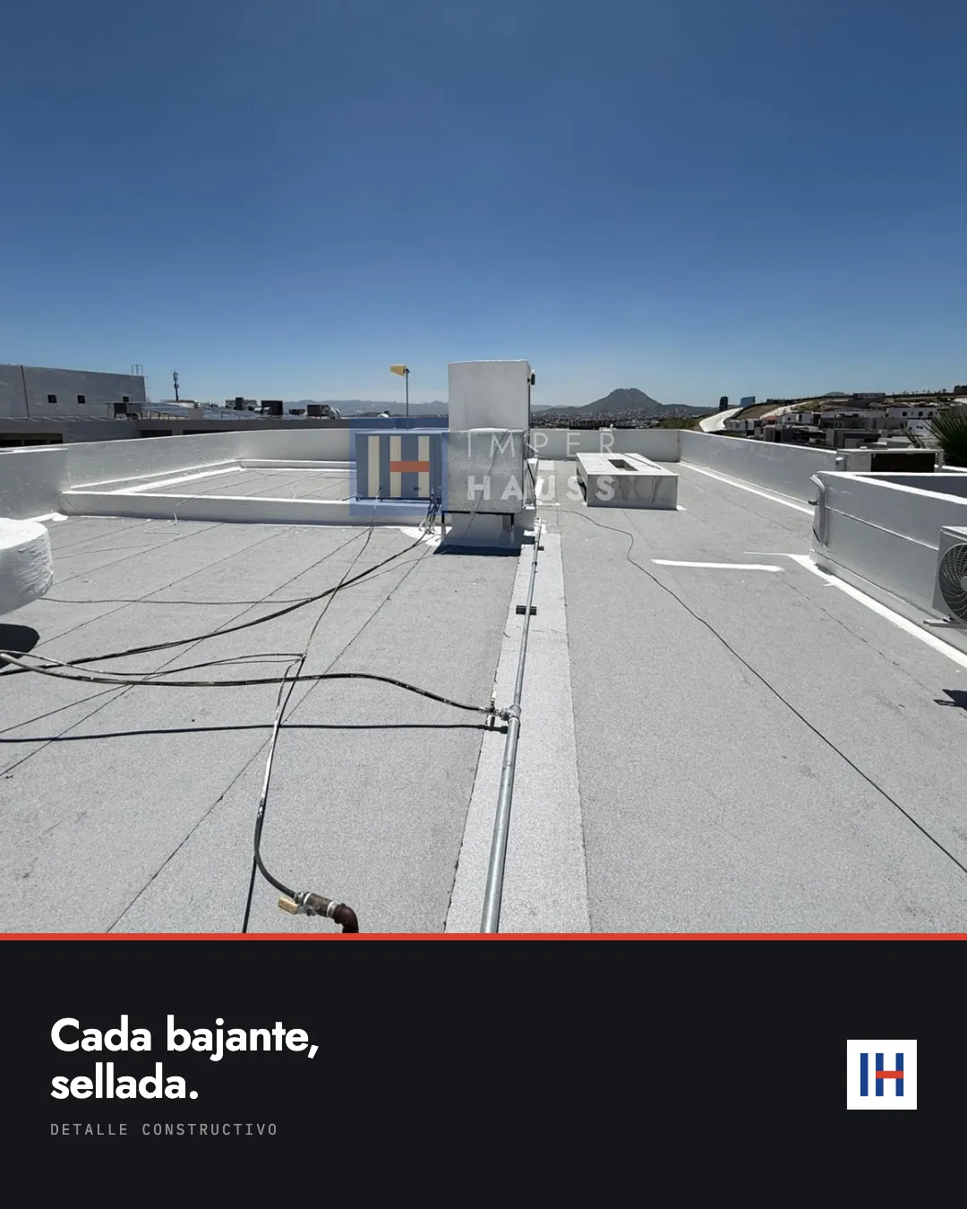 Azotea gris con bajantes y ductos sellados en blanco. Texto: "Cada bajante, sellada".