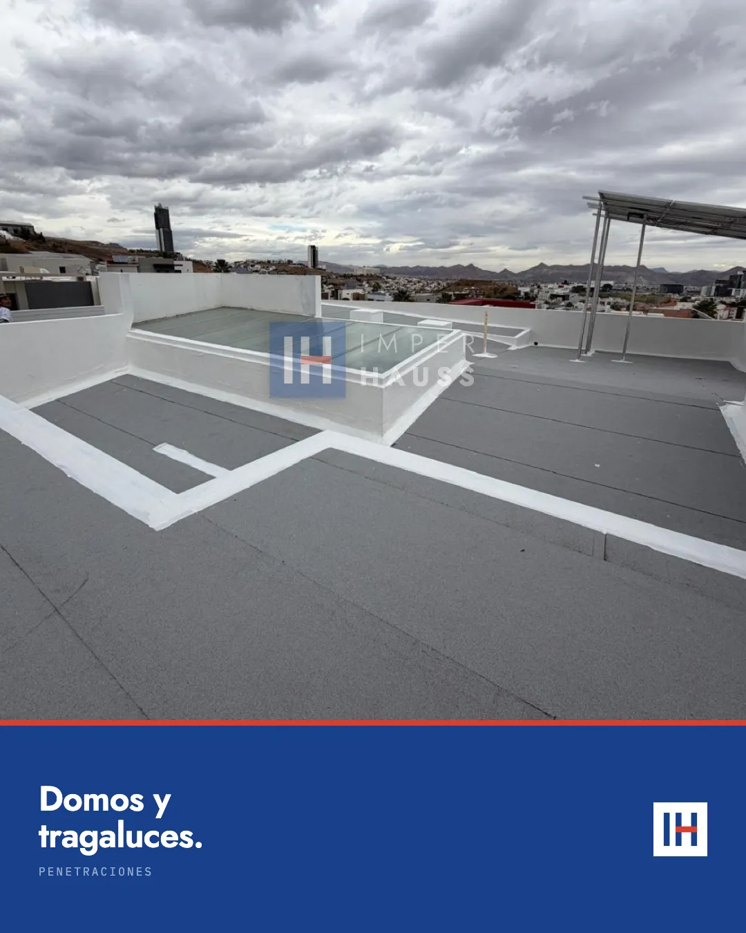 Domo y tragaluz sellados sobre azotea gris con cielo nublado. Texto: "Domos y tragaluces".
