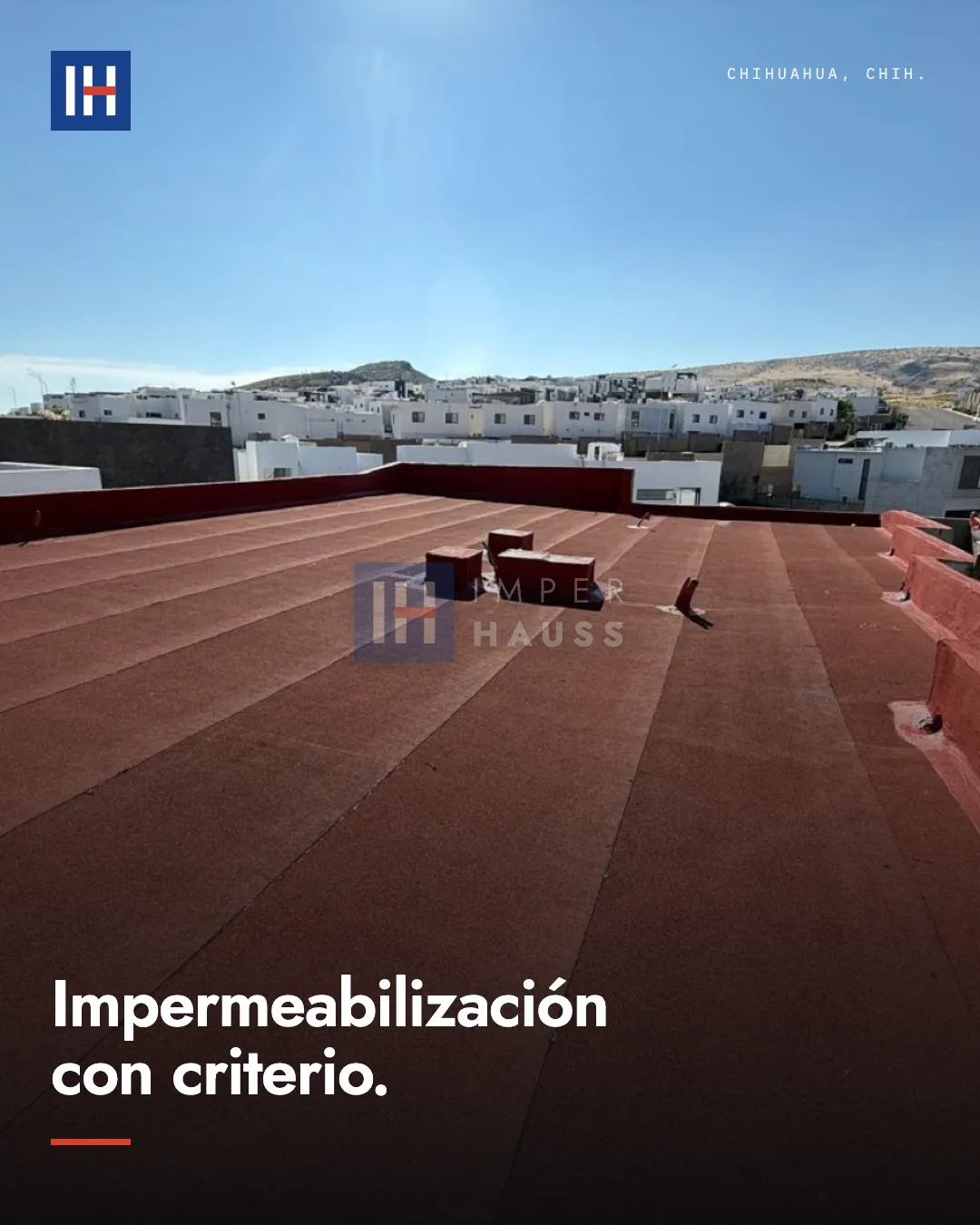 Azotea terracota terminada frente a un fraccionamiento de casas blancas. Texto: "Impermeabilización con criterio".