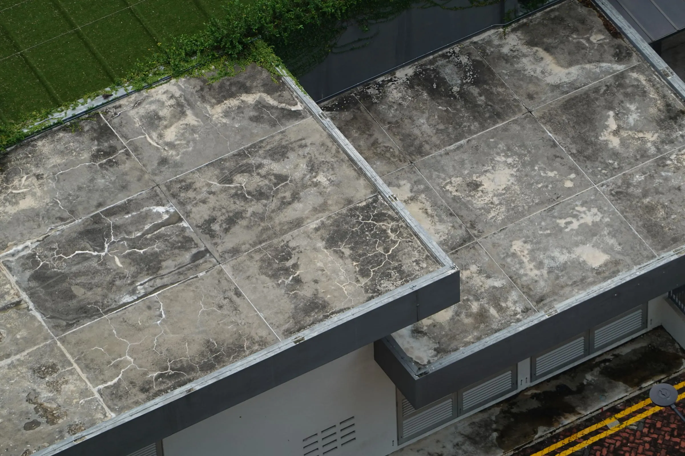 Losa de concreto con grietas y manchas de agua